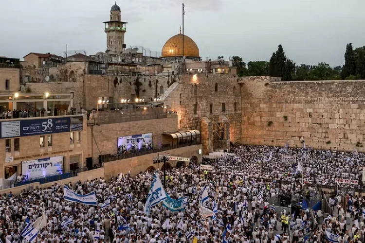 Marcha nacionalista em Jerusalém é marcada por tumulto (Menahem Kahana/AFP)
