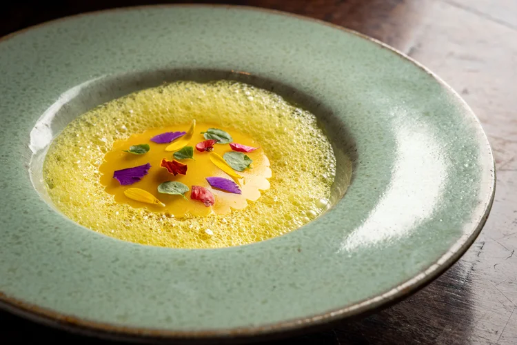 Prato do Origem: carabineiro, cenoura, laranja e espuma de açafrão. (Leonardo Freire/Divulgação)