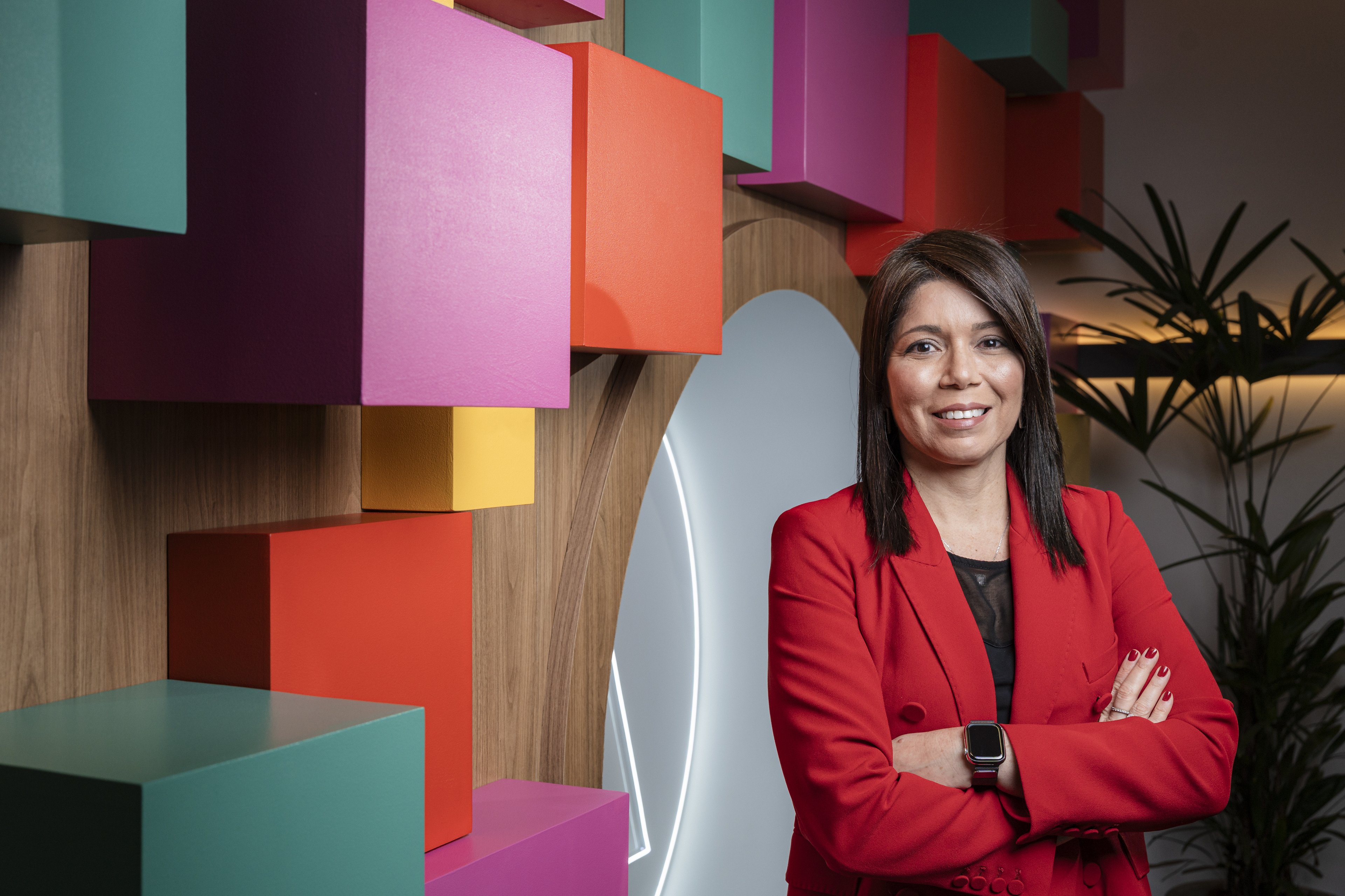 Mari Pinudo é a primeira mulher a liderar a Adobe no Brasil