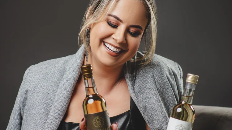 Samira Peixoto, fundadora da San'Mielle: hidromel feito com produtos apícolas da biodiversidade brasileira (Divulgação)
