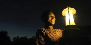 Da escuridão à autonomia: as mães que revolucionam o acesso energético na África rural