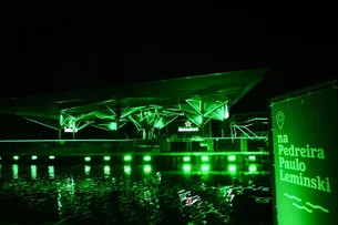 Bar flutuante da Heineken financia soluções sustentáveis em cidades do Sul