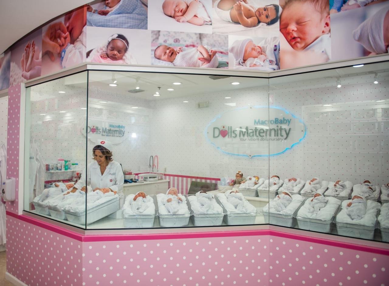 Visão de fora da Maternidade Reborn mostra bebês hiper-realistas em berços