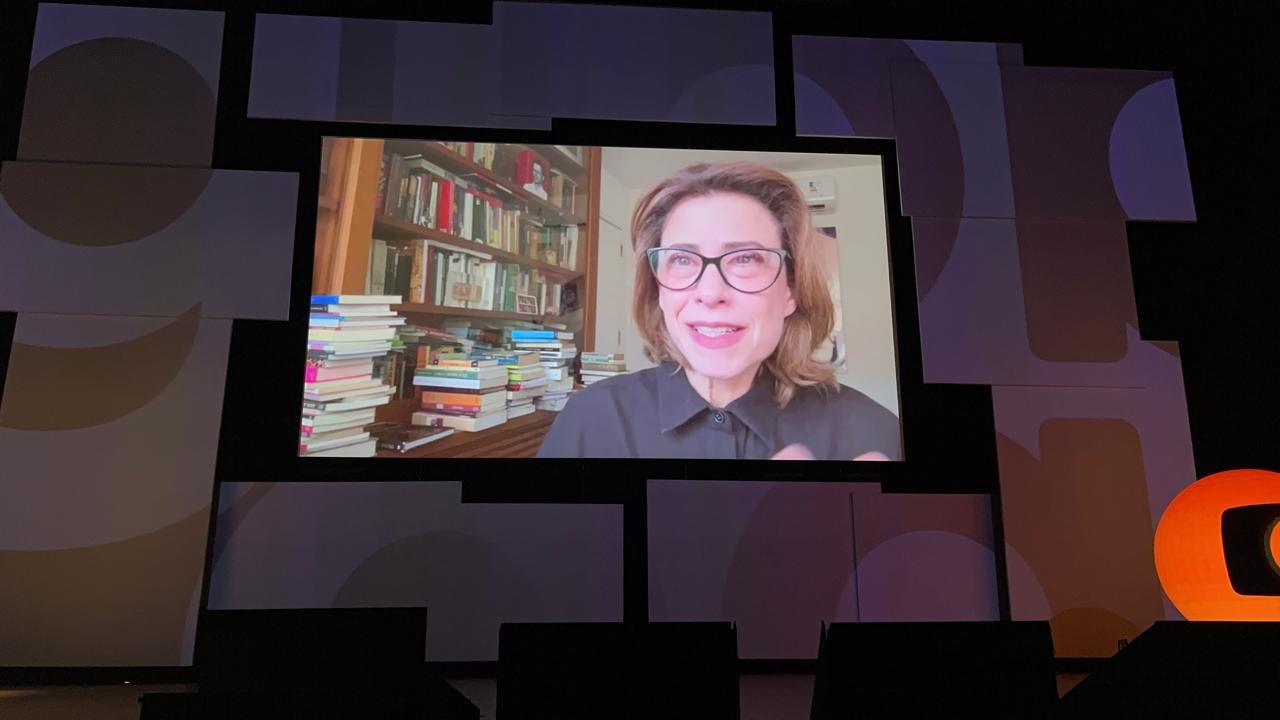 Fernanda Torres manda mensagem em vídeo no painel da TV Globo no Rio2C