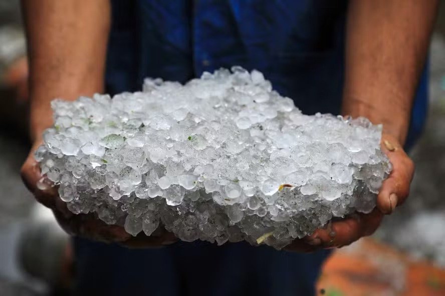 Tempestade incomum de granizo atinge cidade de Alexandria, no Egito