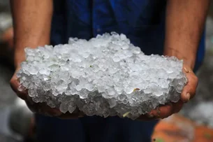 Incomum tempestade de granizo atinge cidade de Alexandria, no Egito