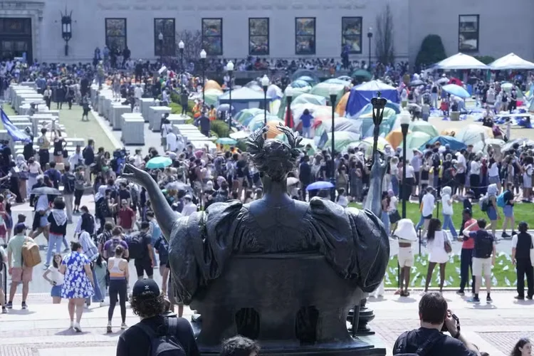 Manifestantes estudantis ocupam o acampamento pró-palestino 'Gaza Solidarity Encampment' no gramado oeste da Universidade de Columbia no ano passado na cidade de Nova York (TIMOTHY A. CLARY/AFP)