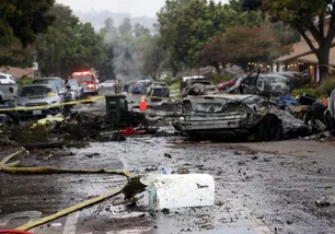 Imagem referente à matéria: Acidente com avião de pequeno porte em San Diego deixou 'vários mortos', afirma Corpo de Bombeiros