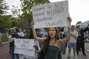China condena plano 'discriminatório' dos EUA de revogar vistos de estudantes