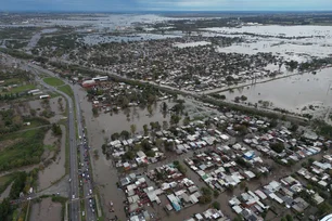 Imagem referente à matéria: Chuvas na Argentina: Governo Milei mobiliza forças armadas e de segurança após inundações