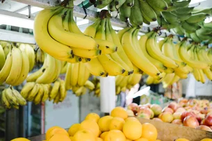 Mudanças climáticas ameaçam a produção da fruta mais consumida no mundo; entenda os efeitos