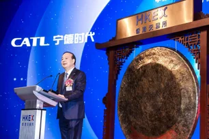 Imagem referente à matéria: Gigante chinesa de baterias CATL atrai US$ 5,2 bilhões na maior oferta pública inicial do ano