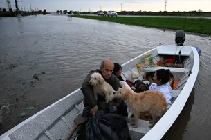 Mais de mil pessoas são evacuadas por fortes chuvas na Argentina
