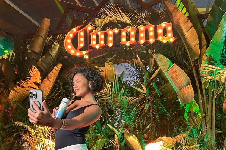 Maria de Fátima (Bella Campos) na área exclusiva da Corona durante o Todo Mundo no Rio, em Copacabana (Divulgação)