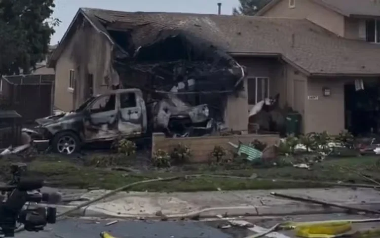 Casas e carros em bairro de San Diego, na Califórnia, ficaram destruídos com a queda de avião ( Reprodução / vídeo)