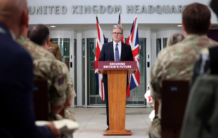 LONDON (United Kingdom), 22/05/2025.- British Pirme Minister Keir Starmer speaks during a press conference at Northwood military base in west London, Britain, 22 May 2025. The UK government has announced plans to proceed with the Chagos Islands deal following a legal challenge at the High Court. (Reino Unido, Londres) EFE/EPA/ANDY RAIN / POOL (efe)