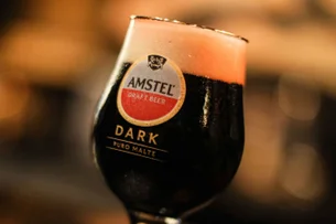 Heineken lança Amstel Dark e amplia portfólio com cerveja escura puro malte