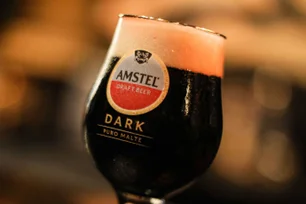 Imagem referente à matéria: Heineken lança Amstel Dark e amplia portfólio com cerveja escura puro malte
