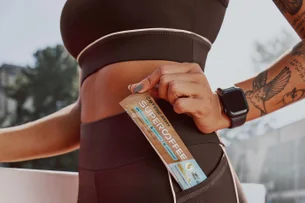 SuperCoffe e Hope Resort lançam collab de roupas de corrida para o Dia dos Namorados