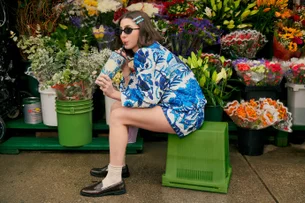 Starbucks e Farm Rio lançam coleção com estampas tropicais em copos e garrafas