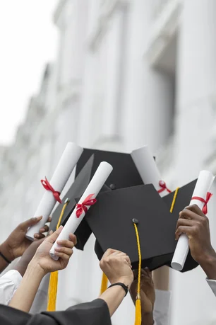 Imagem referente à matéria: 'Profissional mais afetado pela IA será aquele com diploma que pensava estar seguro', segundo CEO