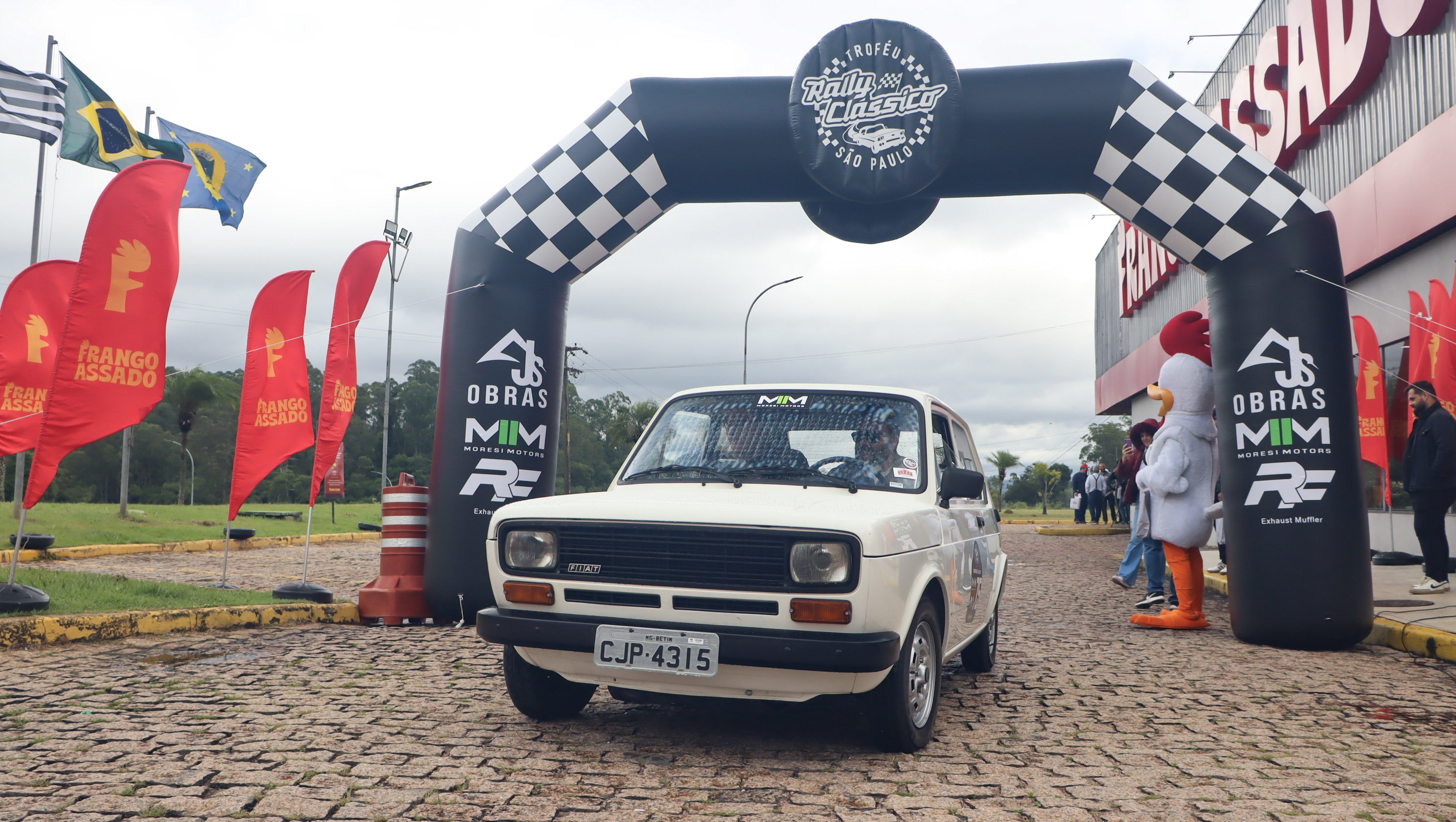 Levamos um 147 do acervo da Fiat para um rali de regularidade. E vencemos