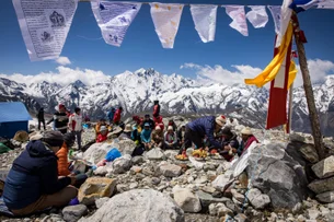 'Enterro' da geleira Yala no Nepal evidencia crise climática nas montanhas