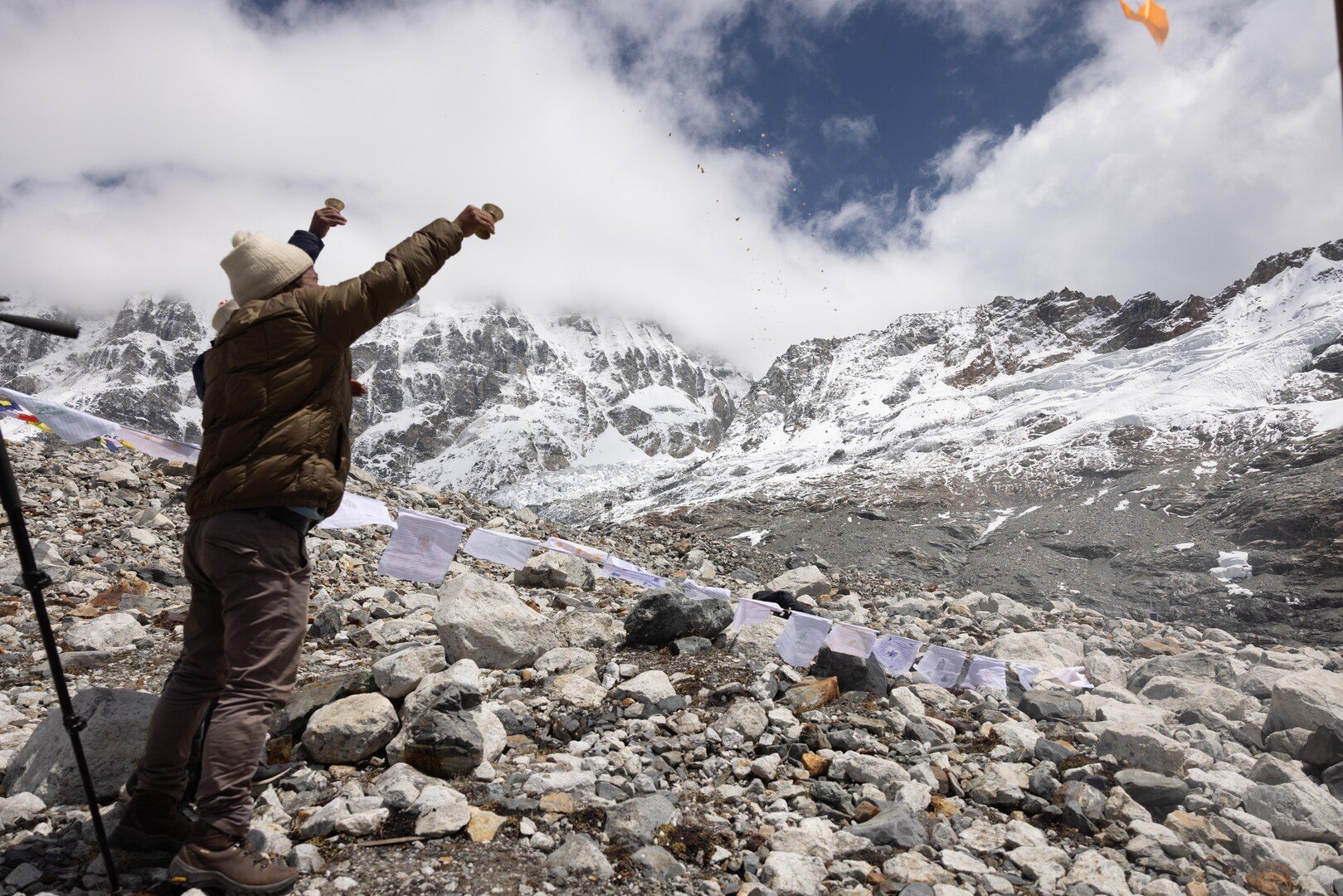 No Nepal, 'enterro' de geleira critica crise climática global