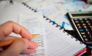 Dívida dos brasileiros sobe e já corrói 27% da renda, maior patamar desde início do Desenrola