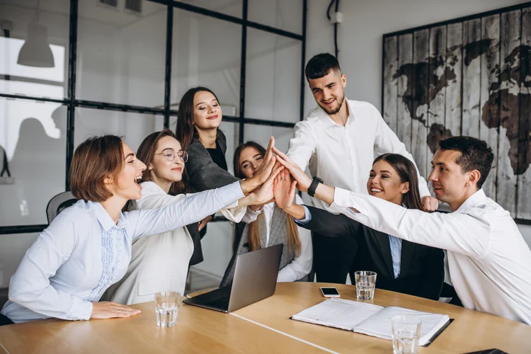 Group of people working out business plan in an office (Freepik)