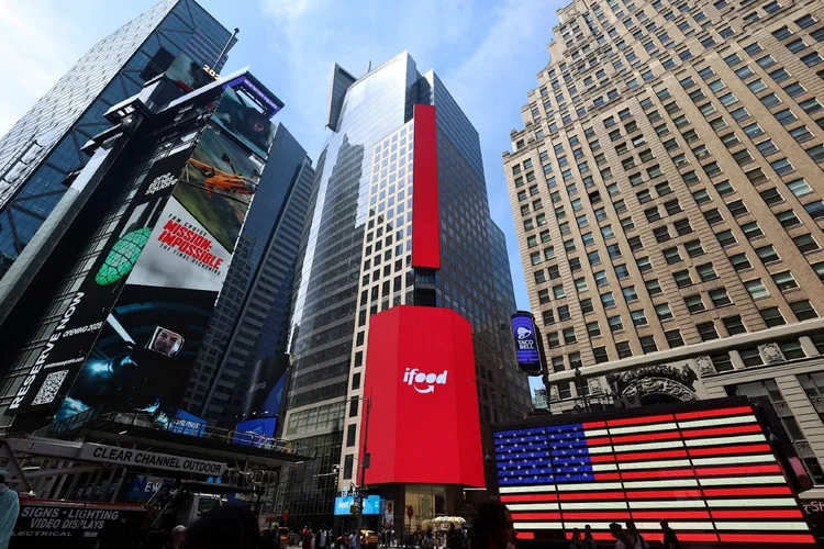 Painel do iFood na Times Square, em Nova York, celebra avanço da plataforma e diversidade de categorias no app durante a semana do Brasil nos EUA (Divulgação)