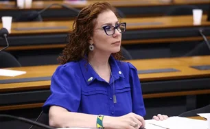 Imagem referente à matéria: Moraes vota para condenar Carla Zambelli a 10 anos de prisão e à perda do mandato