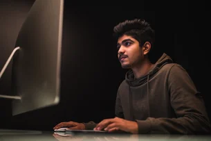 Falsa automação: startup usou 700 engenheiros indianos para simular IA e inflar vendas