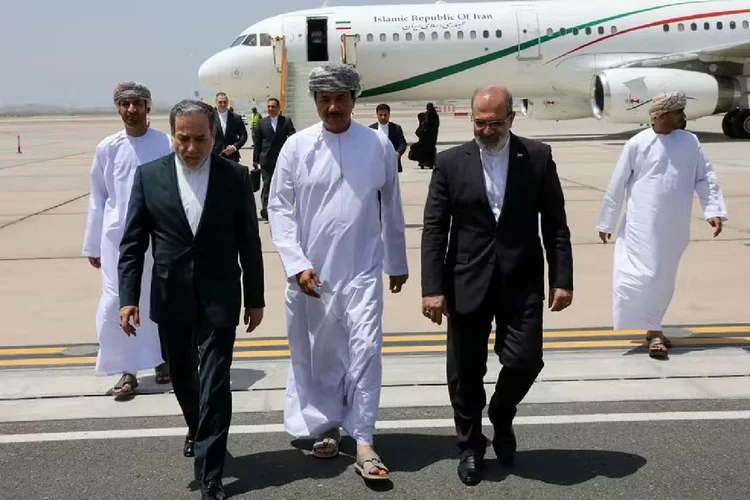 Delegação iraniana desembarca em Omã para reunião com os EUA sobre acordo nuclear  (Ministério das Relações Exteriores do Irã/AFP)