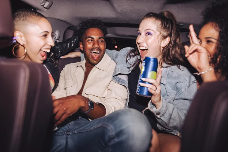 "Mais do que parar de beber, essa nova geração está redefinindo o que significa socializar" (jacoblund/Getty Images)