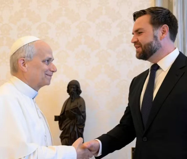 Papa Leão XIV cumprimenta vice-presidente americano, JD Vance, no Vaticano (Divulgação Vatican News)
