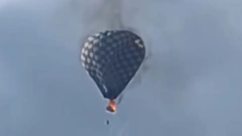 Condutor morre após ficar pendurado em balão em chamas no México
