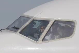 Imagem referente à matéria: Comediante usa brecha na lei para pilotar avião com 100 atores em série da HBO