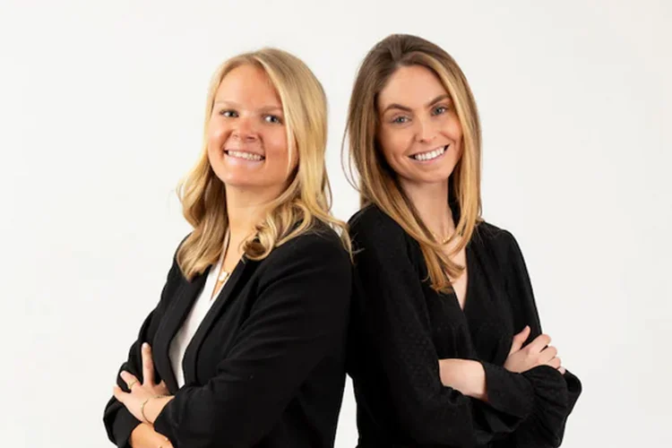 Courtney Toll e Annabel Love, fundadoras da Nori Press: ambas estavam cansadas da ineficiência de produtos tradicionais de cuidado com roupas, como ferros de passar e vaporizadores (Site oficial Nori)