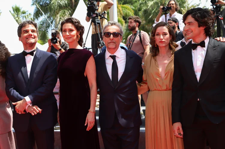 'O Agente Secreto': elenco desfila no tapete vermelho de Cannes (Soraya Ursine/ Divulgação)