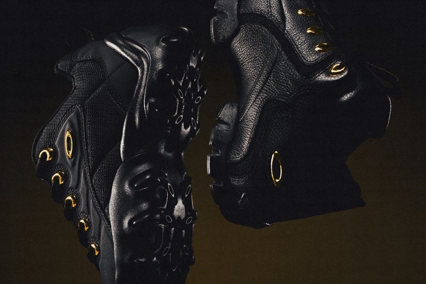 Oakley lança edição limitada de tênis clássico com detalhes em ouro 24 quilates