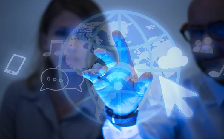 Business people browsing the web on a screen (Freepik)