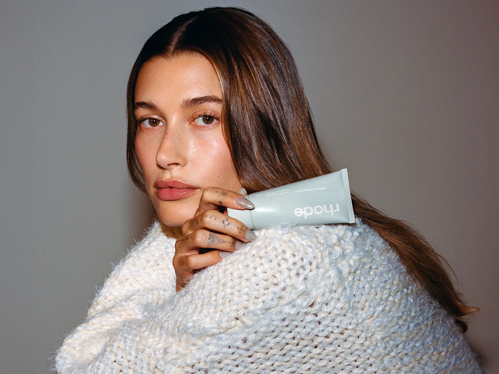 Rhode, empresa de skincare de Hailey Bieber, fatura quase US$ 200 milhões e chega na Sephora