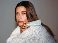Imagem referente à notícia: Rhode, empresa de skincare de Hailey Bieber, fatura quase US$ 200 milhões e chega na Sephora