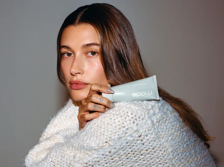 Hailey Bieber: modelo pode estar a caminho do primeiro US$ 1 bilhão (Rhode/Divulgação)