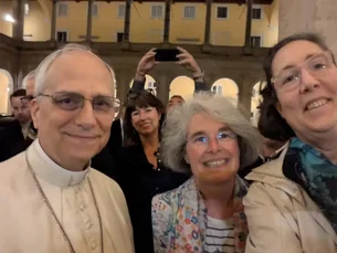 Papa Leão XIV aparece em primeira selfie e distribui autógrafo: 'preciso testar a assinatura'
