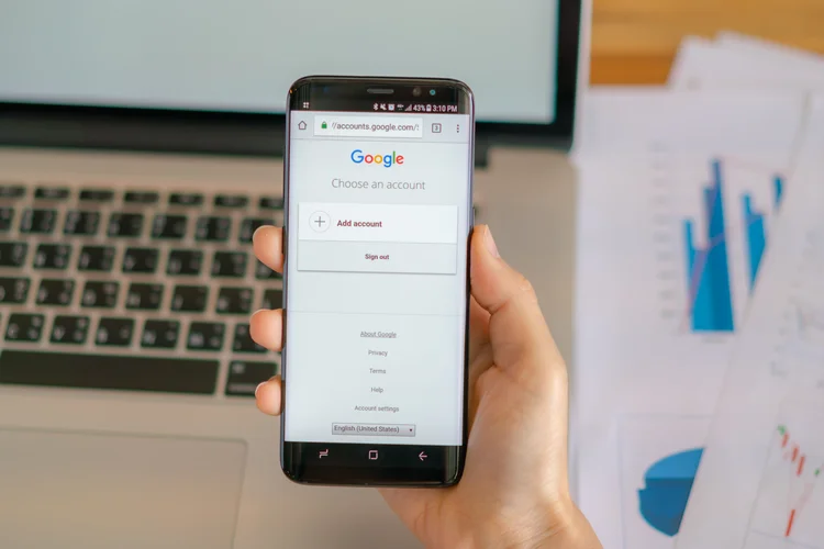 Loei, Thailand - May 10, 2017: Hand holding samsung s8 with mobile application for Google on the screen (Freepik)