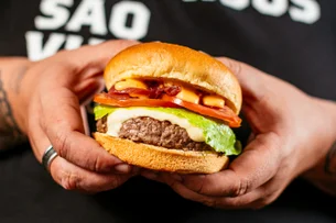 T.T. Burger dá hambúrguer grátis por 1 ano no Dia do Hambúrguer