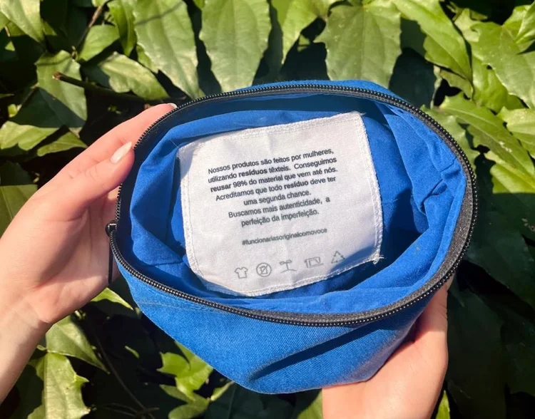 Um dos exemplos é a necessaire feita a partir de uniformes escolares reaproveitados, confeccionadas por costureiras do projeto ( Catarinense Pharma/Divulgação)
