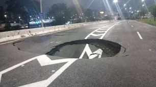 Imagem referente à matéria: Cratera reabre na Marginal Tietê após um mês e interdita trecho da via em SP